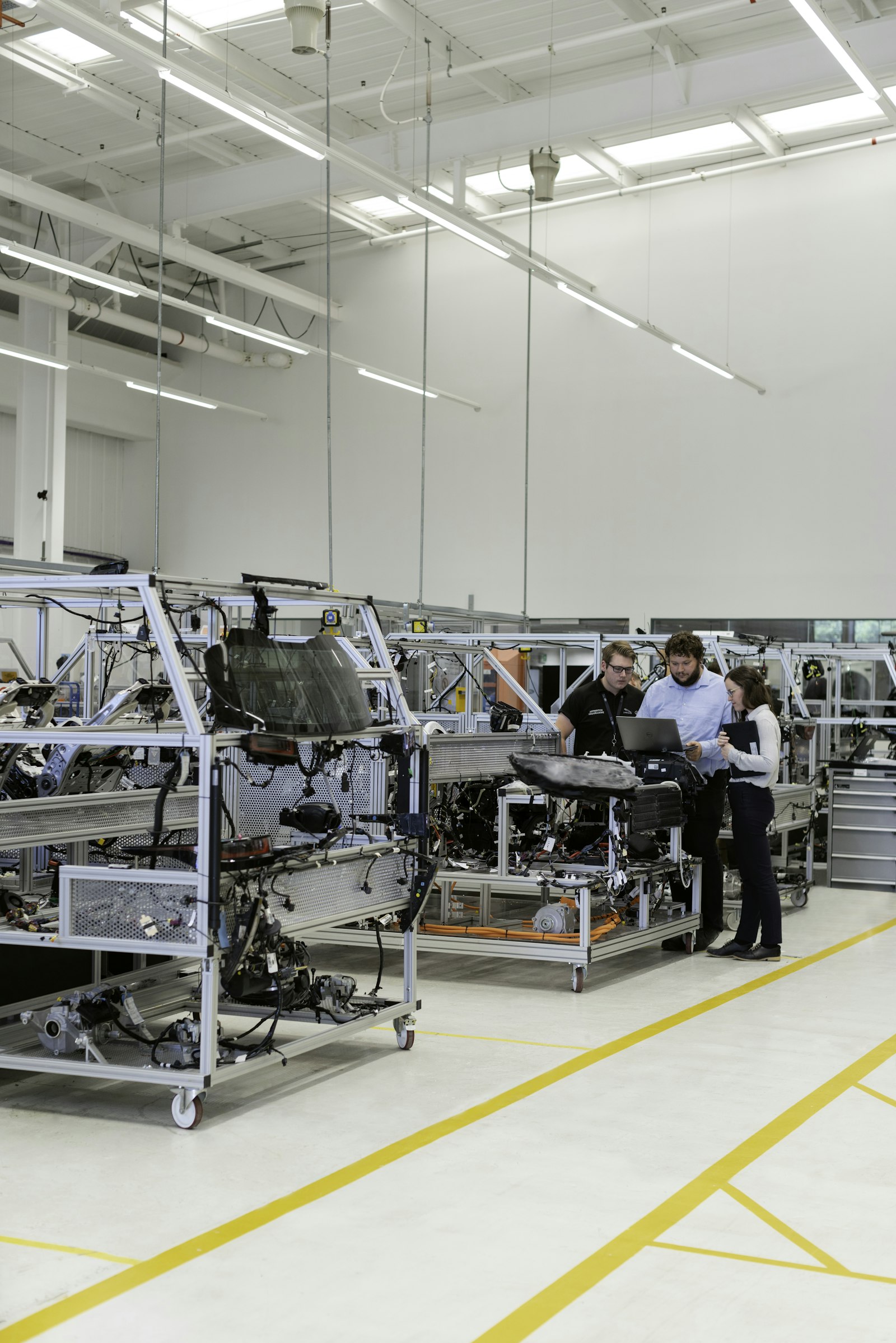 Ingenieur*innen an einer Fertigungslinie im Mittelstand